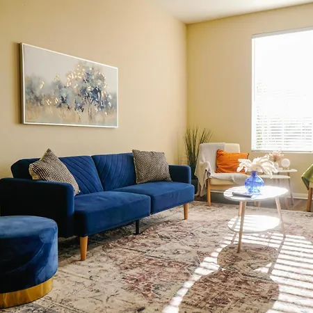 Spacious Two Bedroom Apartment Near Disneyland